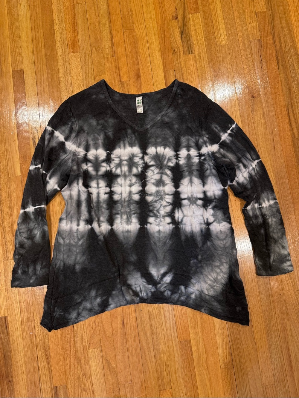 GreenTea Black & White Tie-Dye V-Neck Tunic